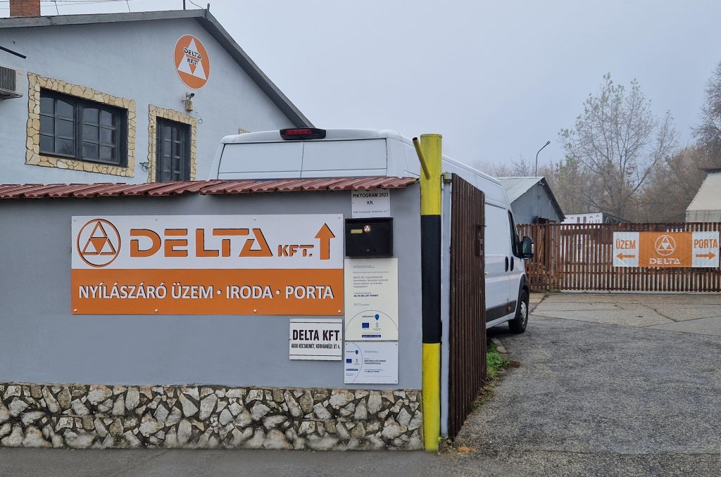 Delta Kft. kapubejárat