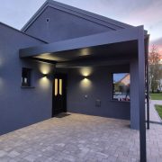 Falhoz szerelt autóbeálló