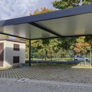 Szabadon álló autóbeálló