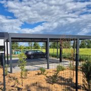 Szabadon álló autóbeálló